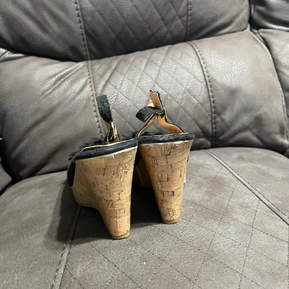 Black wedge with flower detail :) - Picture 2 of 4